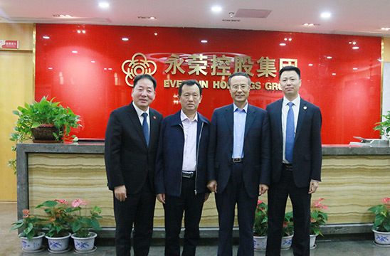 万立骏，现任第二十届中央委员，中国侨联党组书记、主席，全国人大常委会委员、华侨委员会副主任委员，中国科学院院士